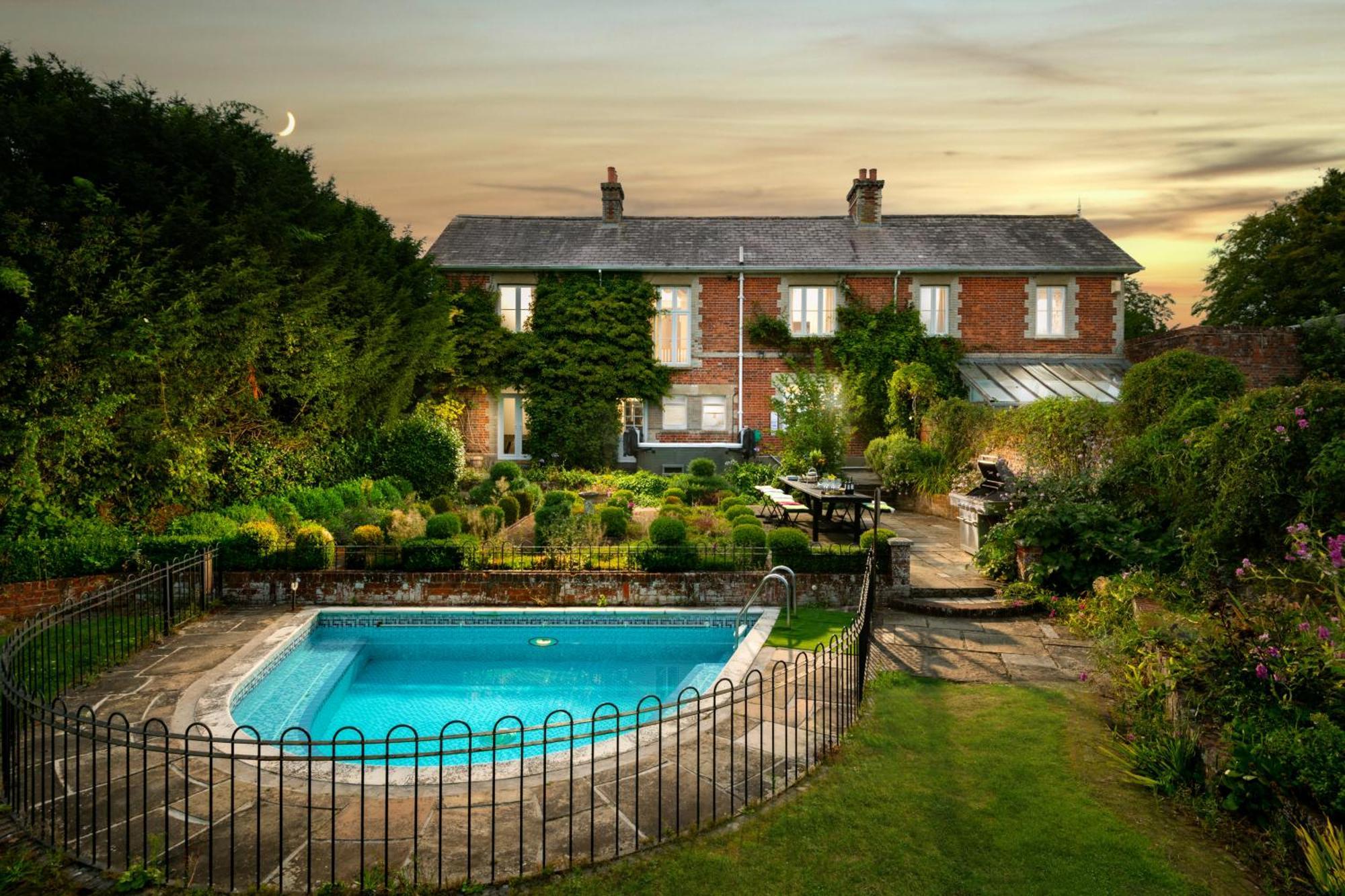 Вилла Downwood Vineyard Manor In Idyllic Countryside Бландфорд-Форум Экстерьер фото